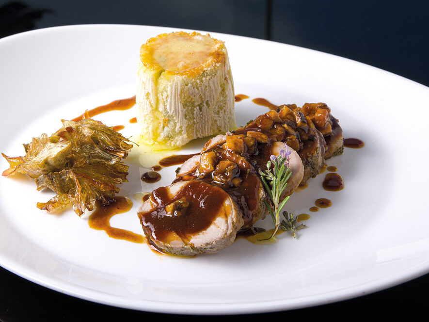Filetto di suino nero siciliano, marinato con salvia e rosmarino, patate anna e carciofo spinoso dorato
