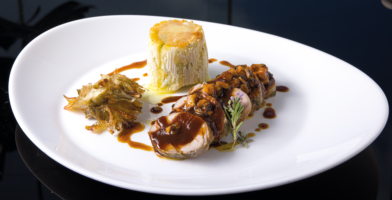 Filetto di suino nero siciliano, marinato con salvia e rosmarino, patate anna e carciofo spinoso dorato