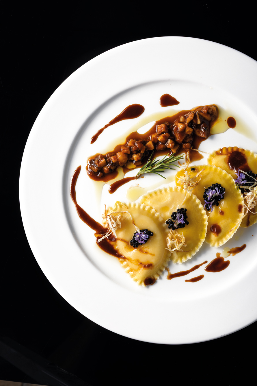 Raviolotti con polenta e “Montasio DOP”, funghi cardoncelli, demi glace vegana, sferificazione di tartufo e porro croccante