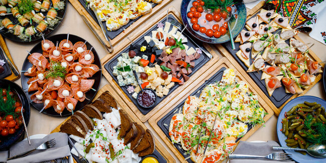 11tavolo-buffet-con-pietanze-e-stuzzichini-per-gli-ospiti-dell-evento-servizio-occasione-di-incontri-di-lavoro-matrimoni-tavolo-completo-di-aperitivi Feste e invenduto