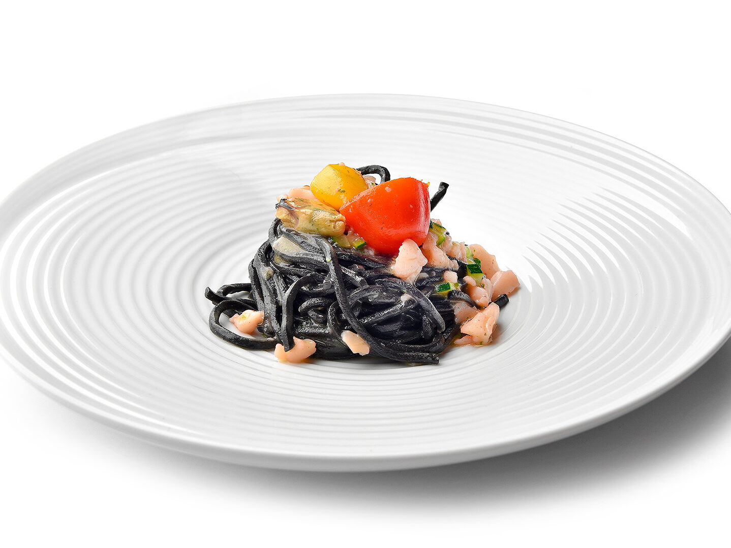 Tagliolino nero con ragù di molluschi e pesto di rucola