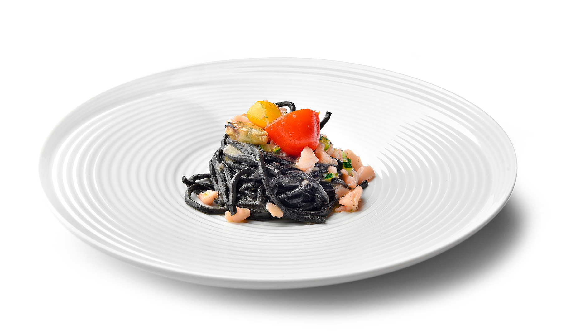 Tagliolino nero con ragù di molluschi e pesto di rucola